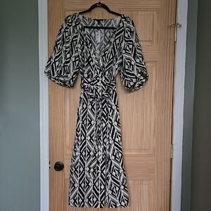 Banana Republic Black and White V-Neck Wrap Dress Size M